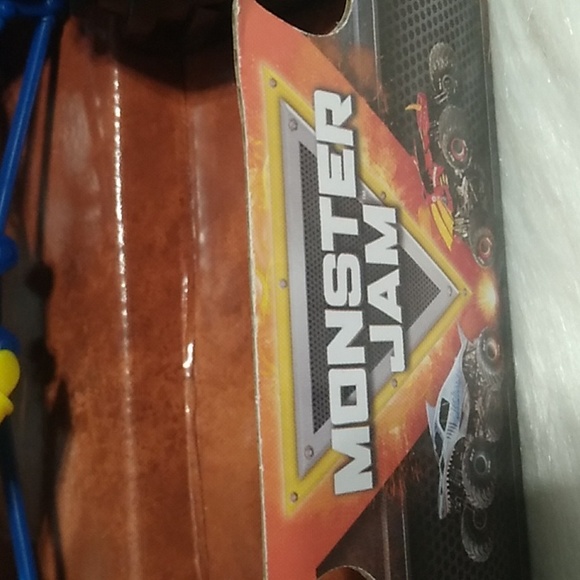 NWT Blue Thunder Monster Jam Truck Scale 1/24 - Picture 2 of 7